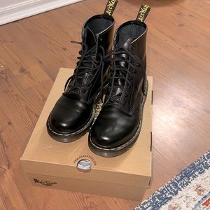 DrMarten’s US women’s size 7, black 1460 smooth leather lace up boots
